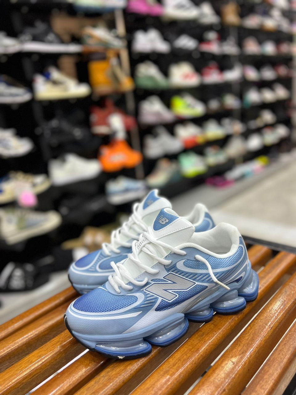 Sneaker Lounge : New Balance 9060 - Le Style Vague et Futuriste" (Clair,