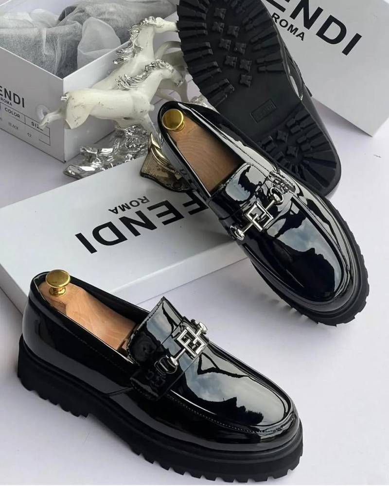 L'Élégance Audacieuse : Chaussures de Luxe et Tendance pour Homme et Femme