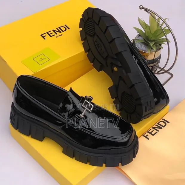 L'Élégance Audacieuse : Chaussures de Luxe et Tendance pour Homme et Femme