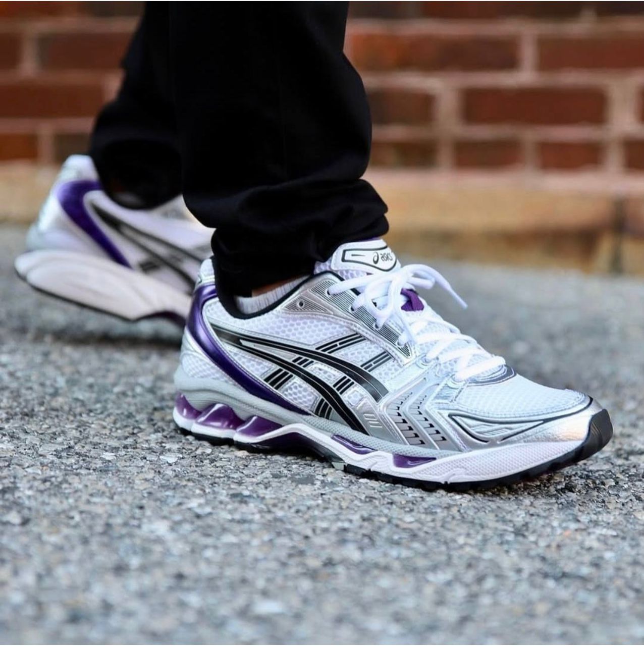 NeoStep Athletics – L'alliance du style vintage et de la performance urbaine.