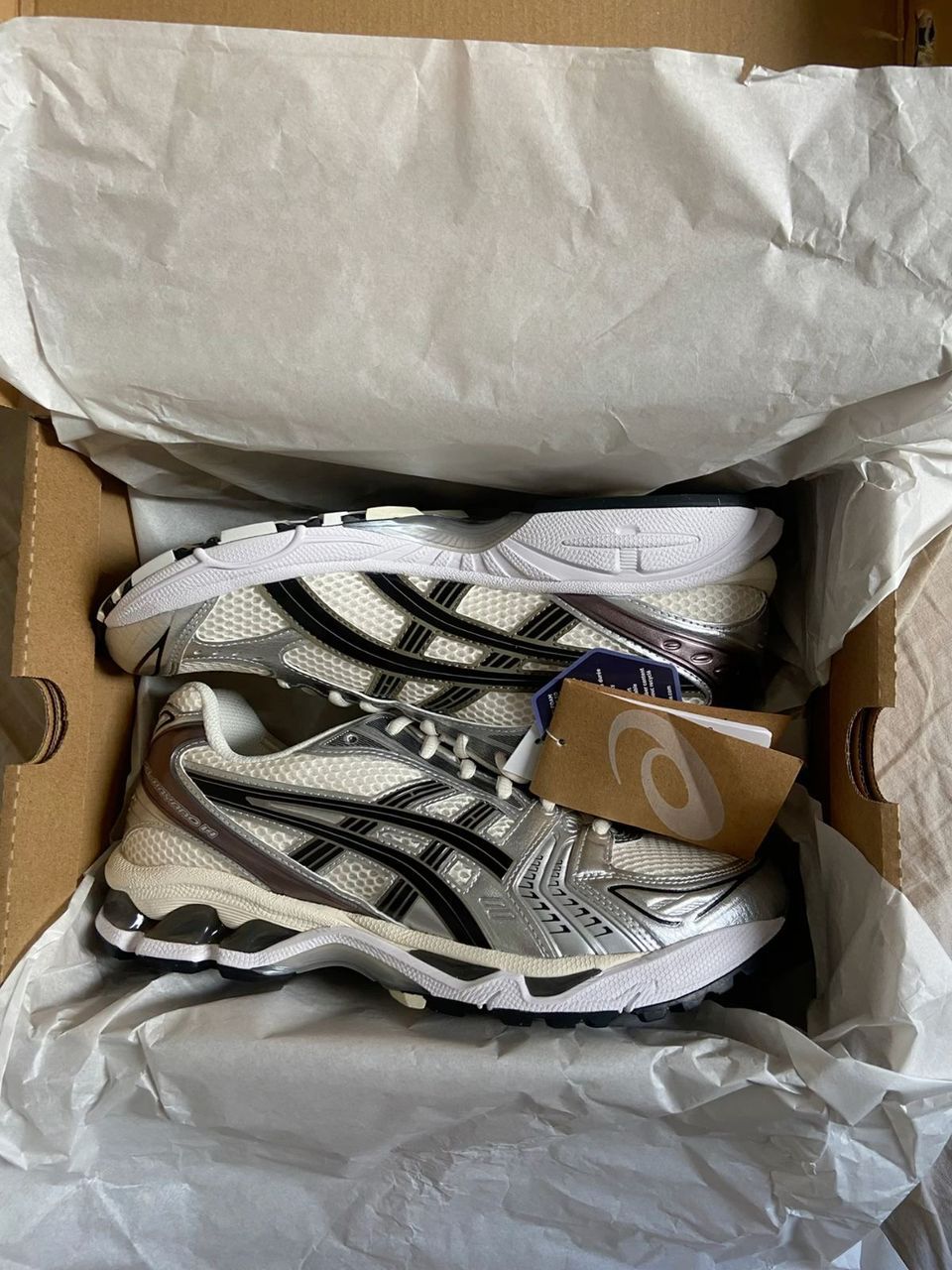 ASICS GEL-KAYANO 14 – L'Icône Rétro-Futuriste "Silver & White"